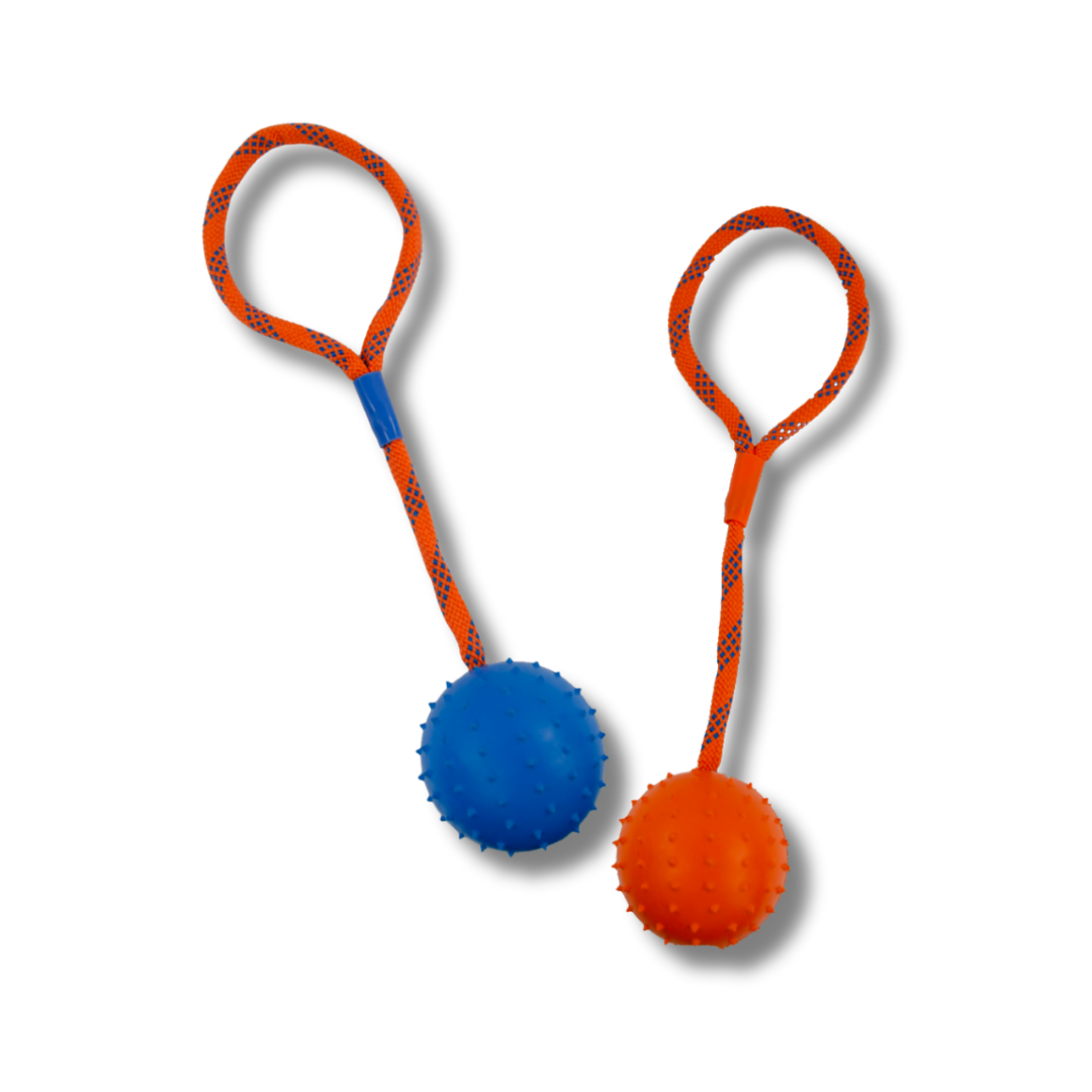 ROCKY CHUMS PELOTA GDE 2.8 DE CAUCHO SOLIDO C/PICOS Y CUERDA DE 30cm DE POLIPROPILENO BY SHARPAW