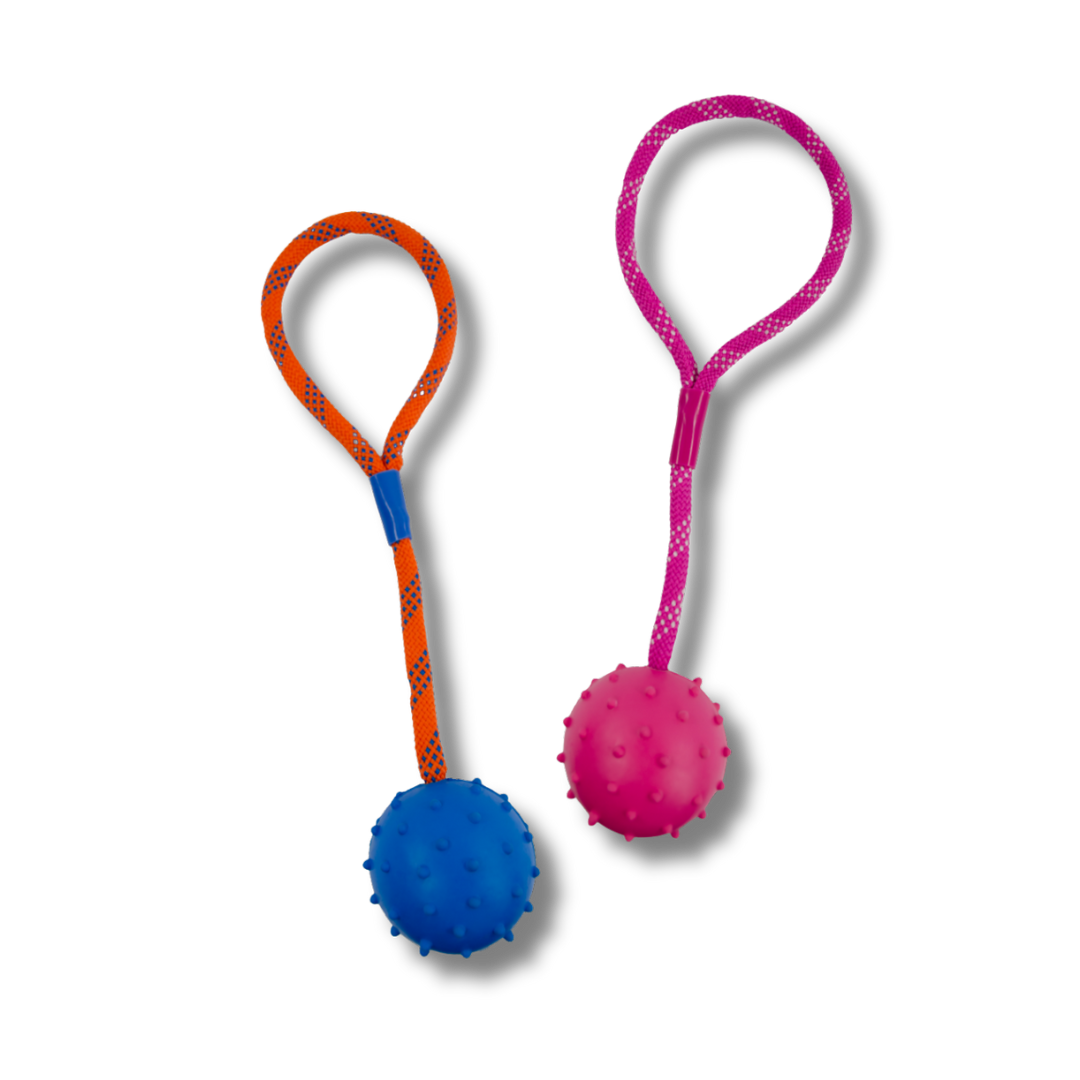 ROCKY CHUMS PELOTA MED 2.5  DE CAUCHO SOLIDO C/PICOS Y CUERDA DE 30cm DE POLIPROPILENO BY SHARPAW