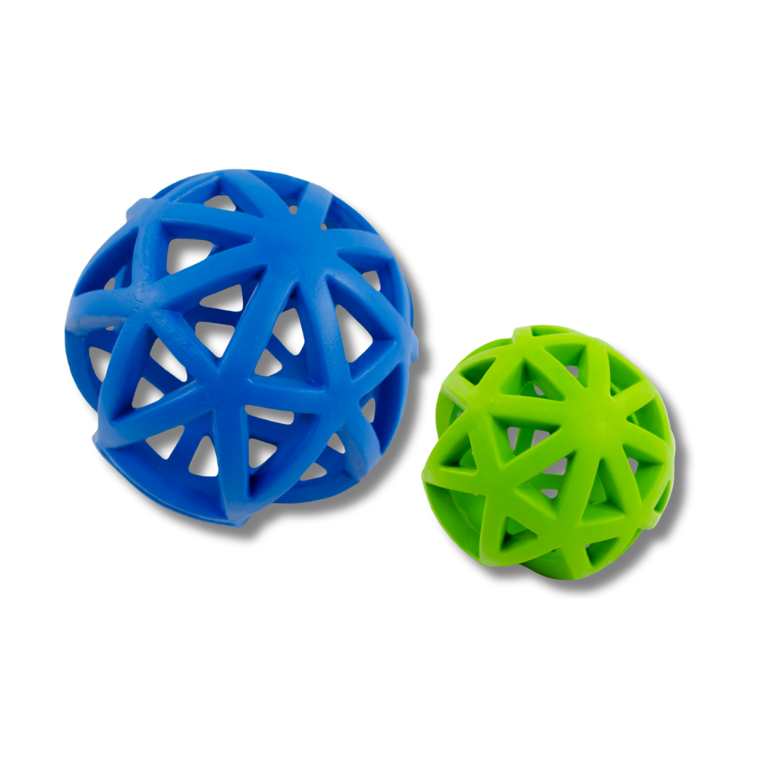 Pelota de Caucho Natural Rocky Chums  Juguete para Perros con Triángulos SharPaw